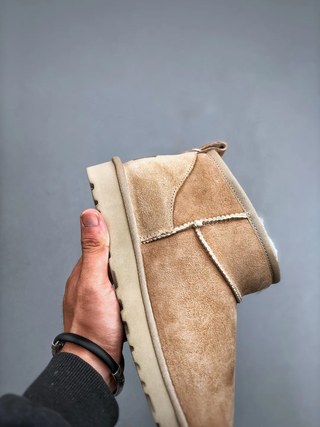 Local self-pickup 💰520 supports store placement. The top version on the market. UGG Mini thin-soled black short tube 1.5cm popular style. Produced by a major foreign trade factory in Guangzhou. Real sheep fur from toe to insole. Independent outer box packaging. Chip. Waterproof process. Different from any version on the market. 3cm thick sole, independently developed original outsole, cashmere insole, keeping warm in winter, suitable for home use. In the new year, uug has launched a style series, which is partially geared towards the preferences of young consumers. It has also moved to the forefront of fashion trends. Shoe body material, water-repellent coated suede upper, 17mm UGGPURE™ implanted wool insole, lightweight non-slip and comfortable rubber outsole, with brand LOGO, and full packaging. Size: 35-45